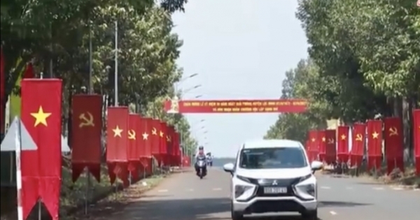 Đường phố Lộc Ninh rực rỡ cờ hoa hướng về kỷ niệm 50 năm Ngày giải phóng
