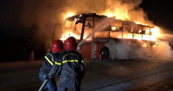 Nghệ An: Xe giường nằm cháy rụi trên tuyến đường tránh TP Vinh