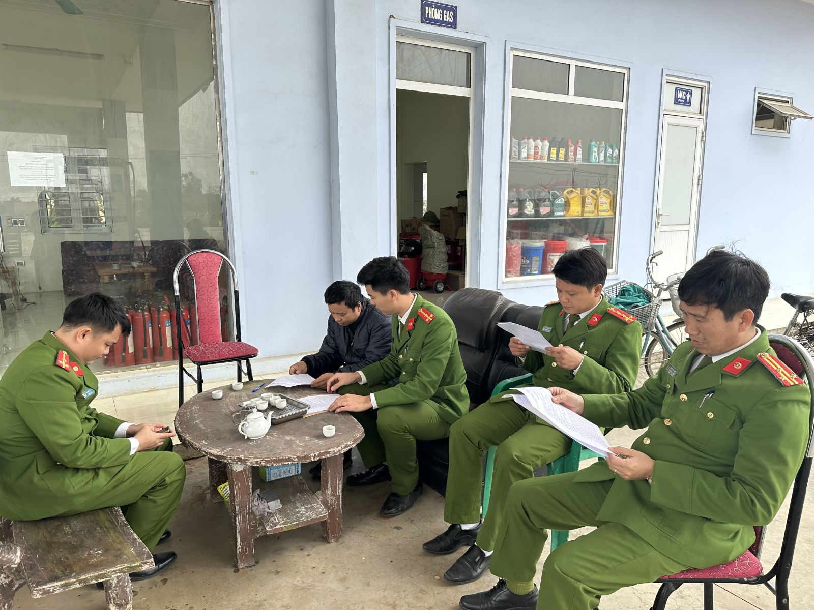 Lực lượng chức năng kiểm tra việc chấp hành quyết định tạm đình chỉ hoạt động cửa hàng xăng dầu Liên Lộc, huyện Hậu Lộc.  (Ảnh: CATH)