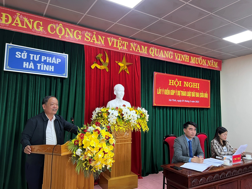 Giám đốc Sở Tư pháp Lê Viết Hồng phát biểu tại hội nghị.