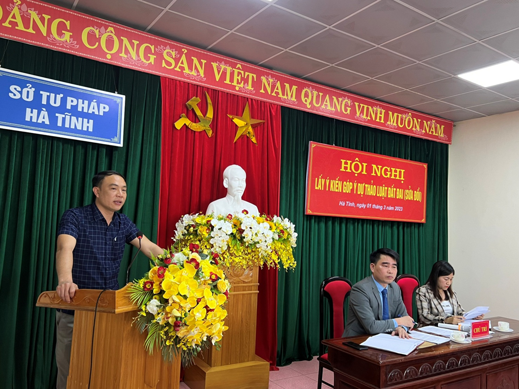 Trần Xuân Thắng-Trưởng phòng Tư pháp thị xã Hồng Lĩnh tham luận tại Hội nghị