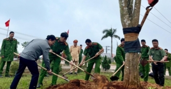 Công an thị xã Buôn Hồ tổ chức trồng cây tại Đền thờ liệt sĩ đèo Hà Lan