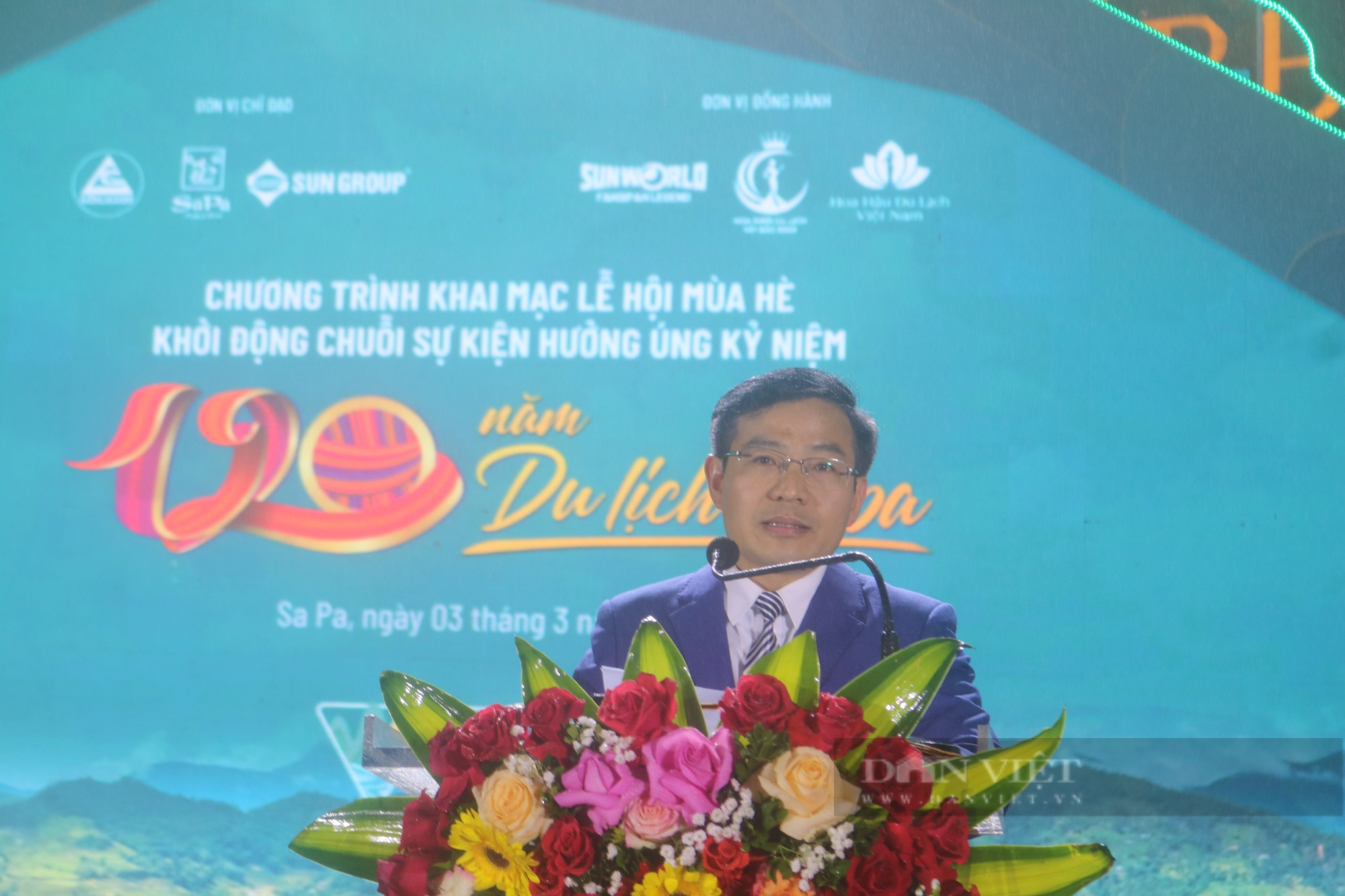 Ông Đỗ Văn Tân, Phó Chủ tịch UBND thị xã Sa Pa phát biểu khai mạc Lễ hội mùa hè và khởi động chuỗi sự kiện hưởng ứng kỷ niệm 120 năm du lịch Sa Pa.