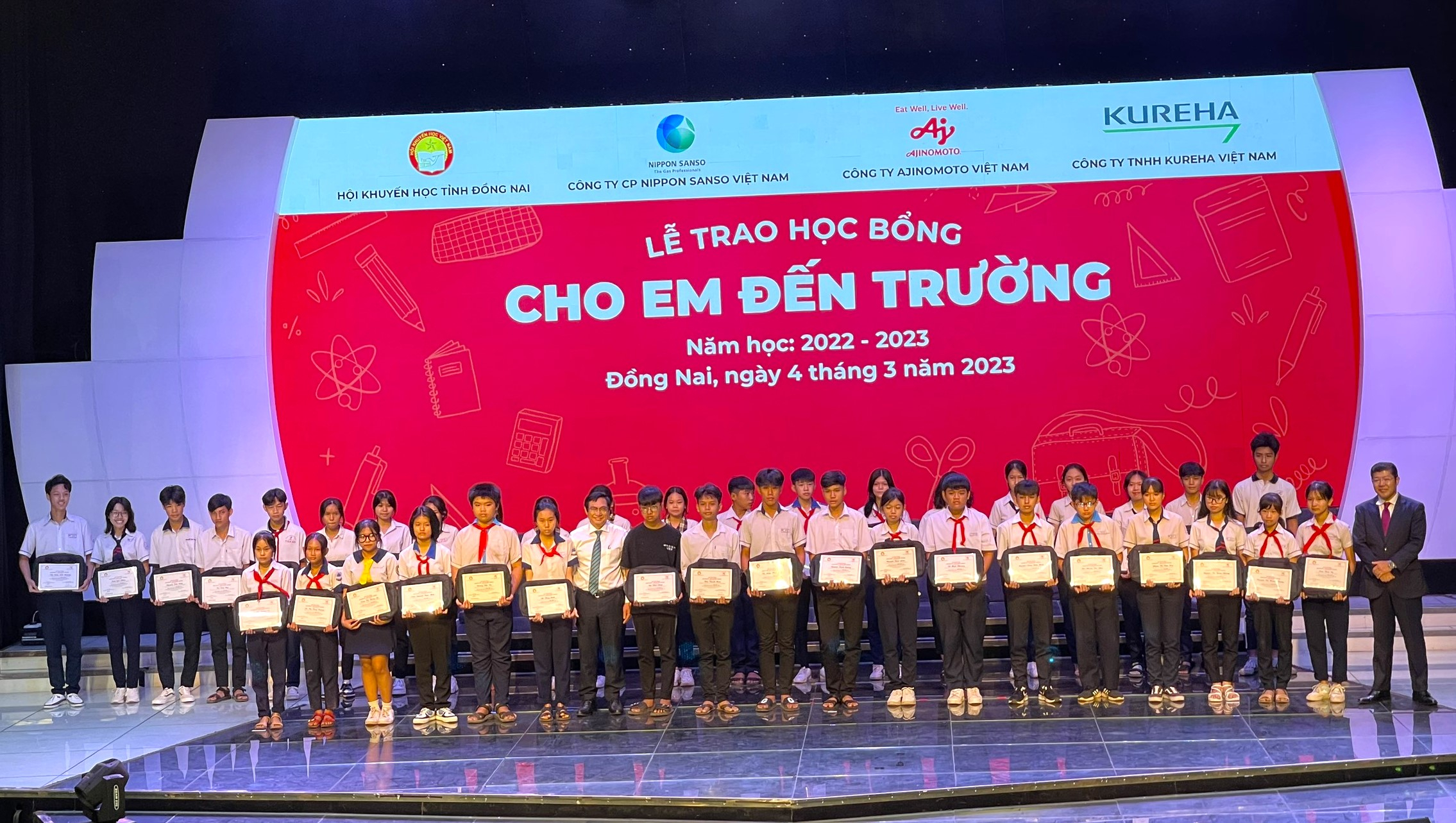 Đại diện doanh nghiệp trao qua cho các em học sinh có hoàn cảnh khó khăn.