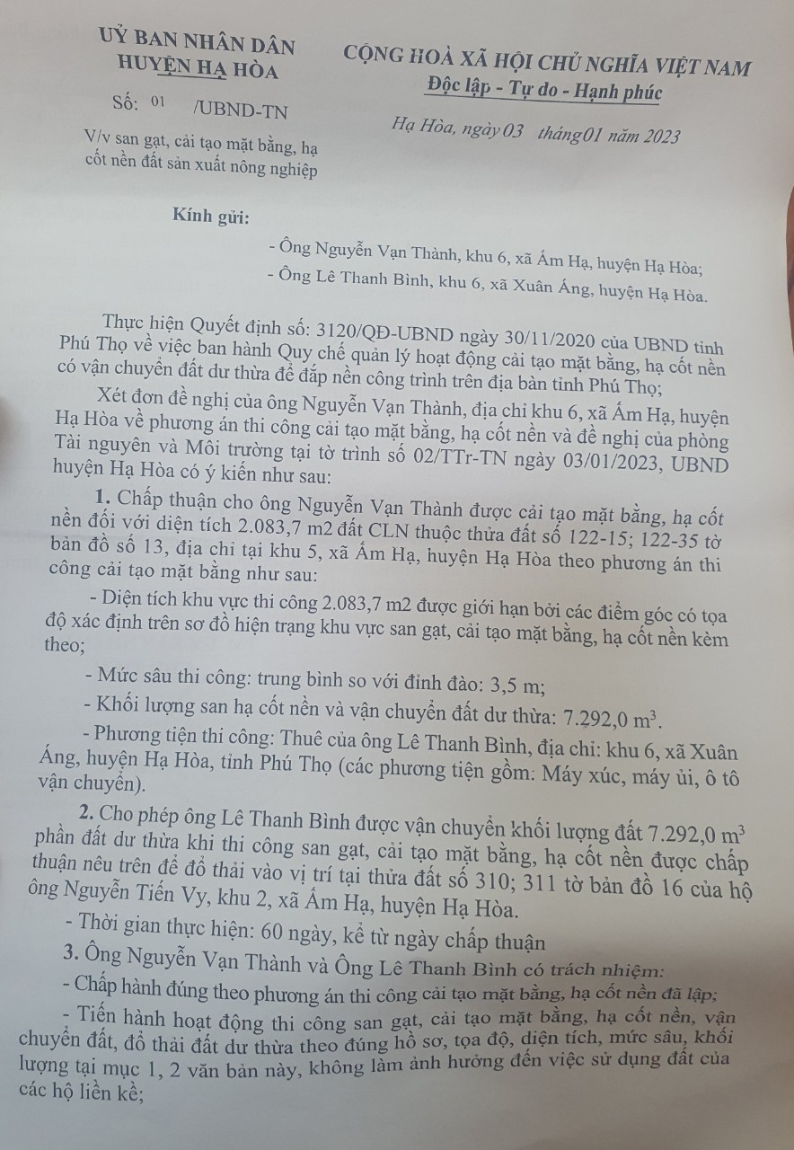 Văn bản chấp thuận chủ trương san gạt mặt bằng của Chủ tịch UBND huyện Hạ Hoà Nguyễn Việt Dũng ký cho hộ ông Nguyễn Văn Thành.