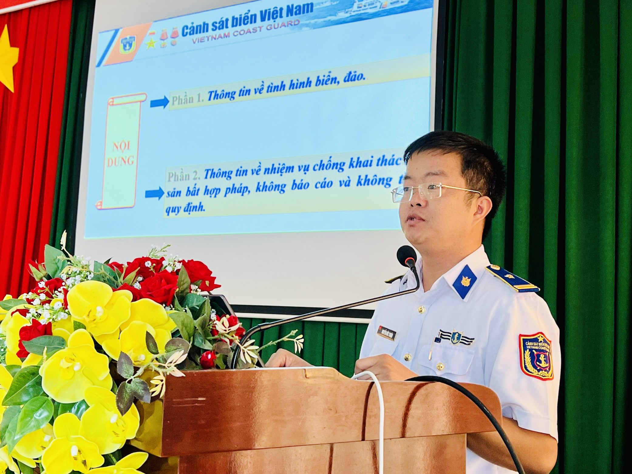 Thiếu tá Nguyễn Đức Thuận chính trị viên Hải đội 33 thực hiện nội dung tuyên truyền.