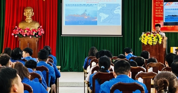 Bộ Tư lệnh Vùng Cảnh sát biển 3 tuyên truyền cho thanh niên tại huyện Côn Đảo