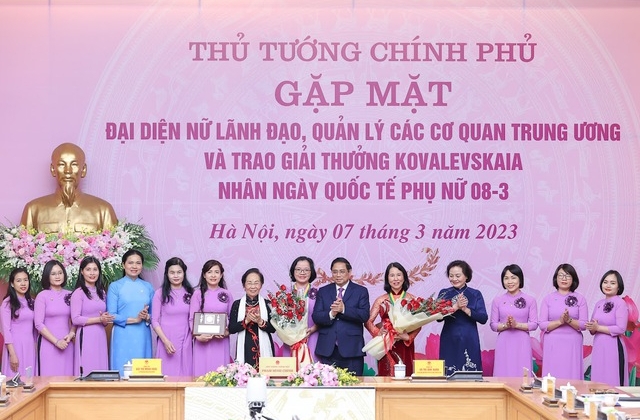 Thủ tướng gặp mặt đại diện nữ lãnh đạo, quản lý và trao Giải thưởng Kovalevskaia