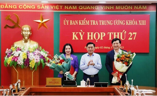 Ông Trần Cẩm Tú trao quyết định của Bộ Chính trị chuẩn y 2 tân Phó Chủ nhiệm Ủy ban Kiểm tra Trung ương