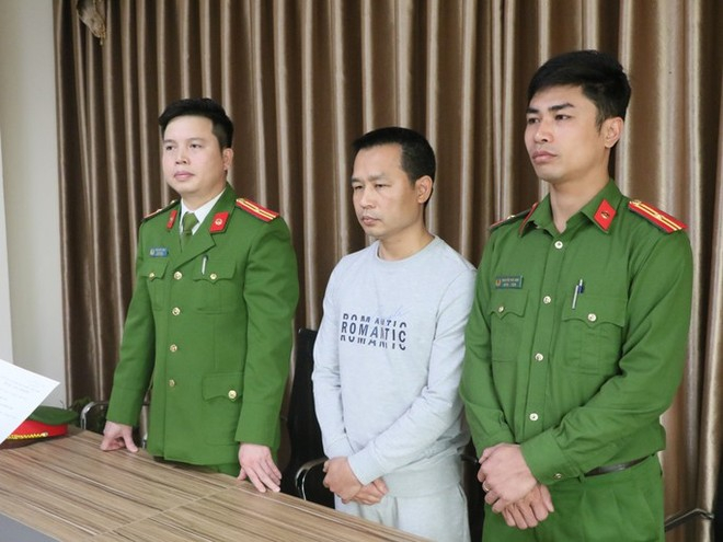 Cơ quan CSĐT Công an tỉnh Hà Tĩnh thi hành lệnh bắt bị can để tạm giam đối với Trần Văn Tuân.