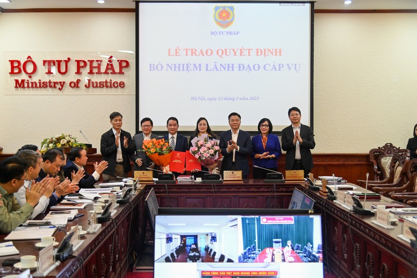 Tập thể Ban Cán sự Đảng, Lãnh đạo Bộ Tư pháp chúc mừng 2 đồng chí được bổ nhiệm.