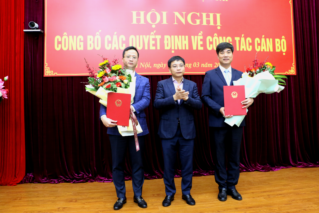 Bộ trưởng Nguyễn Văn Thắng trao Quyết định và tặng hoa chúc mừng các cán bộ mới được bổ nhiệm