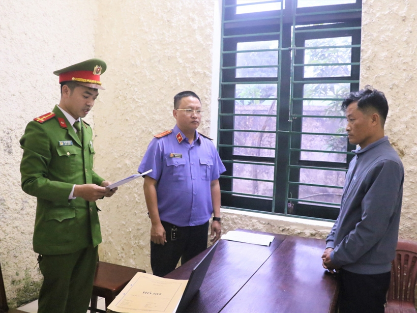 Cơ quan công an thông qua các quyết định khởi tố bị can, bắt tạm giam đối với Trần Văn Năng. (Ảnh CAHT)