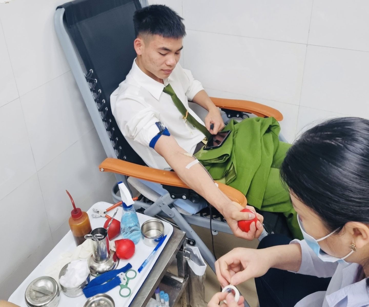 Chiến sĩ Trần Văn Tuấn hiến máu giúp sản phụ qua cơn nguy kịch