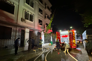 Giải cứu 5 người thoát nạn trong vụ cháy khu nhà trọ ở Hà Nội