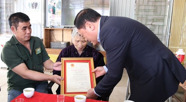 Lãnh đạo tỉnh Lạng đã đến thăm, mừng thọ các cụ cao tuổi trên địa bàn huyện Đình Lập và huyện Lộc Bình.