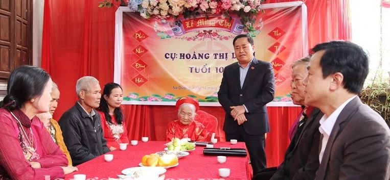 Lãnh đạo UBND tỉnh Lạng Sơn, cũng ân cần hỏi thăm sức khỏe, hoàn cảnh gia đình, động viên và chúc các cụ sống vui, sống khỏe...