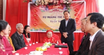 Lãnh đạo tỉnh Lạng Sơn thăm hỏi, mừng thọ người cao tuổi