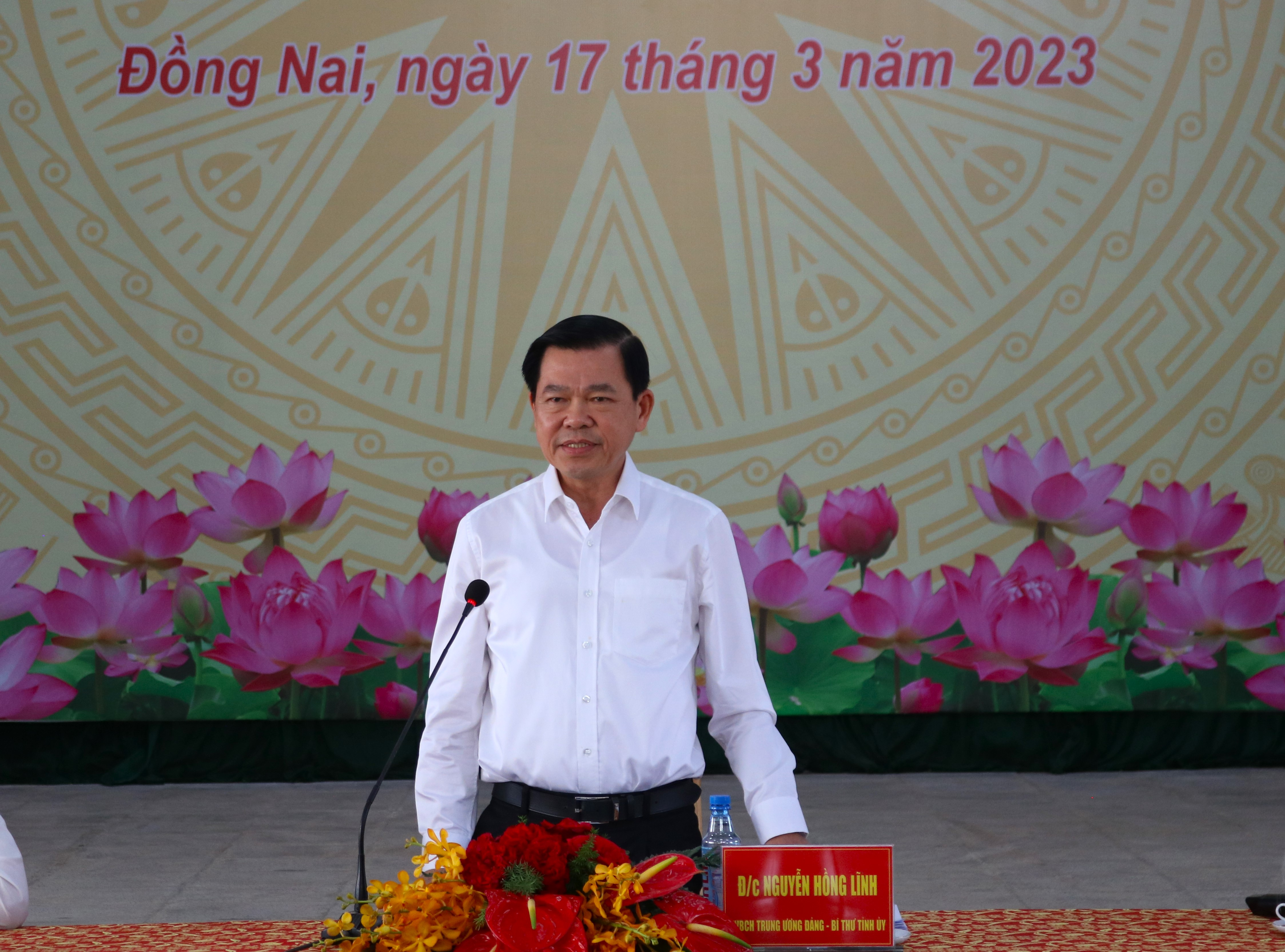 Bí thư Tỉnh ủy Nguyễn Hồng Lĩnh phát biểu tại buổi đối thoại.