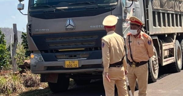 Lực lượng CSGT Công an huyện  Ea Hleo kiên quyết xử lý xe quá tải