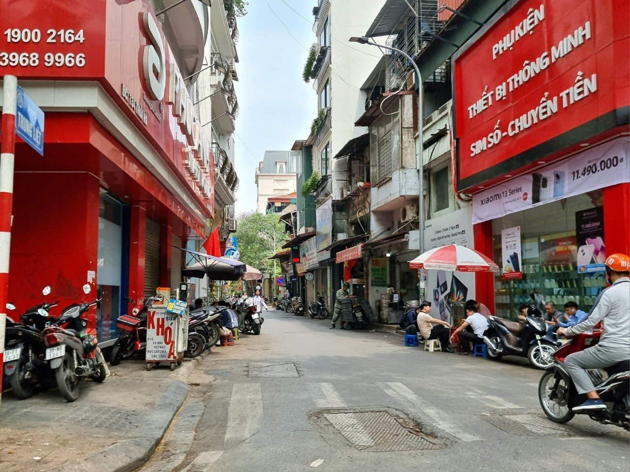 Tại các ngõ trên phố Thái Hà, hàng quán nhếch nhác, chiếm dụng vỉa hè, lòng đường