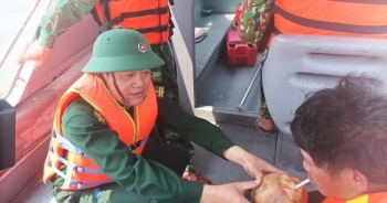 Nghệ An: Cứu sống 4 thuyền viên trên chiếc tàu bị chìm ngoài khơi