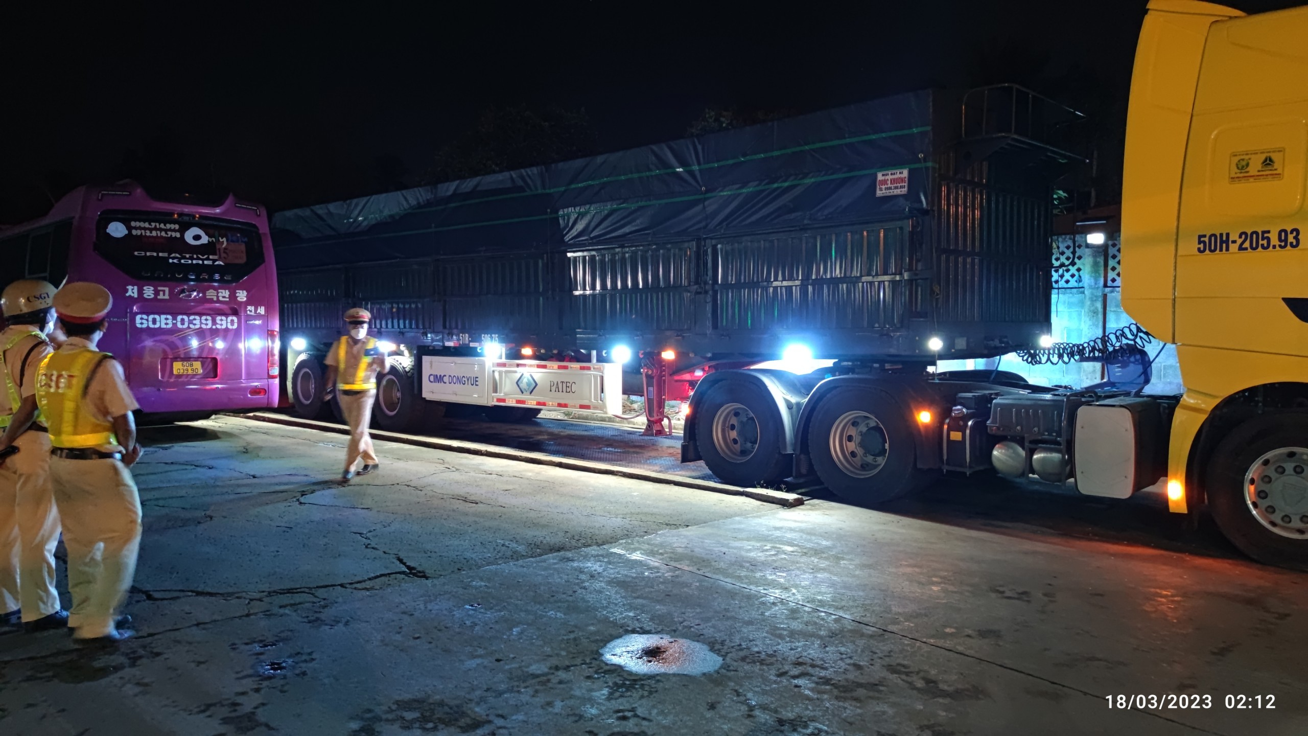 Công an huyện Long Thành kiểm tra tải trọng chiếc xe chở đất sét lậu