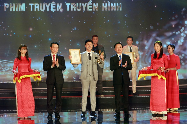 Phó Thủ tướng Trần Hồng Hà, Bộ trưởng Bộ TT&amp;amp;TT Nguyễn Mạnh Hùng trao giải Vàng cho phim truyền hình xuất sắc nhất; nam, nữ diễn viên phim truyền hình xuất sắc nhất - Ảnh: VGP/Minh Khôi