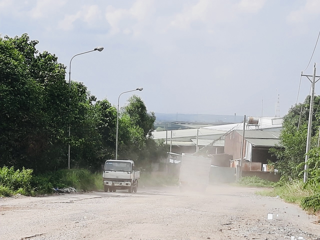 Một con đường gồ ghề đầy bụi bẩn trong KCN Hố Nai 3 Trảng Bom (Ảnh: Vương Thế)