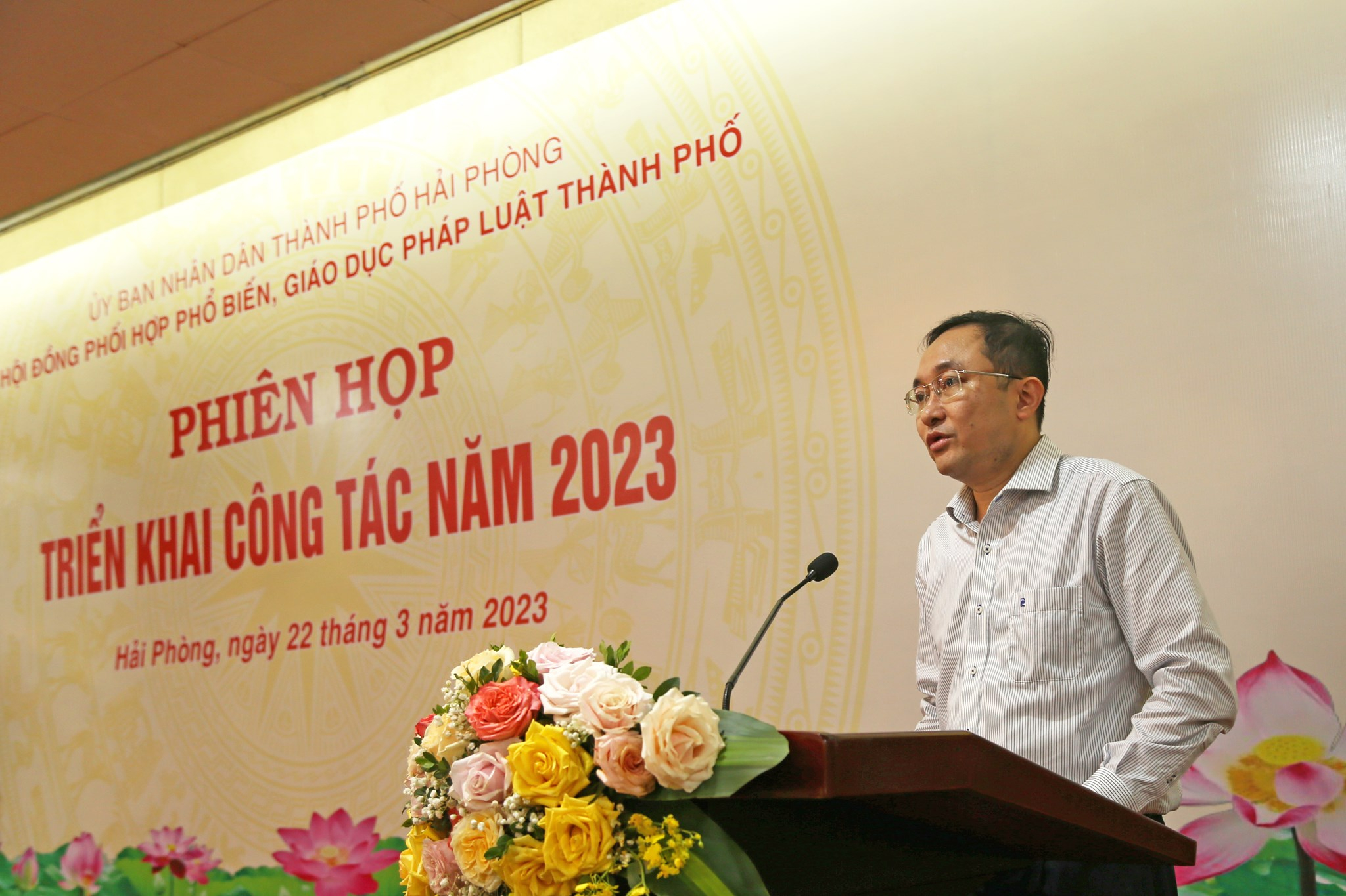 Phó Vụ trưởng Vụ Phổ biến, giáo dục pháp luật Phan Hồng Nguyên phát biểu tại Phiên họp.