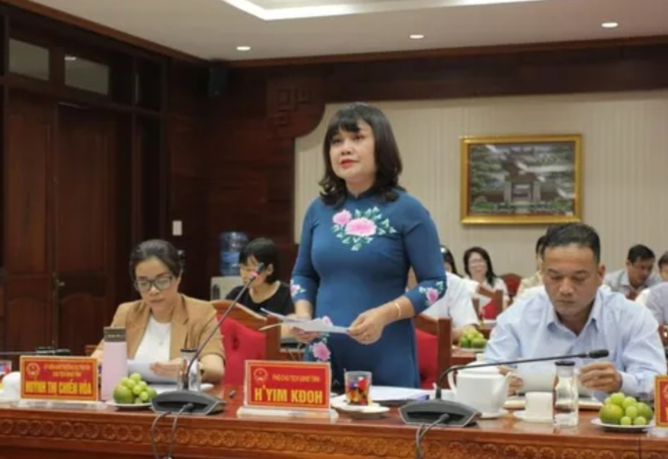 Phó Chủ tịch UBND tỉnh Đắk Lắk - bà H&amp;#96;Yim Kđoh báo cáo tình hình giáo dục với đoàn công tác của Bộ GD&amp;amp;ĐT( Ảnh: L.N)