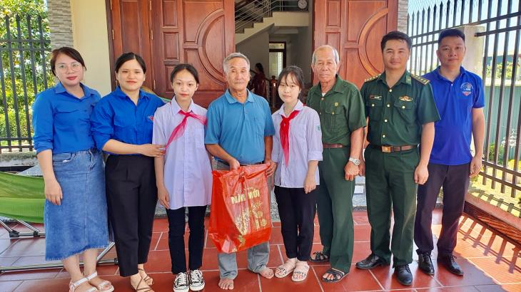 Trình Sỹ Quyền (mặc quân phục) tham gia cùng tuổi trẻ địa phương thăm hỏi tặng quà gia đình chính sách