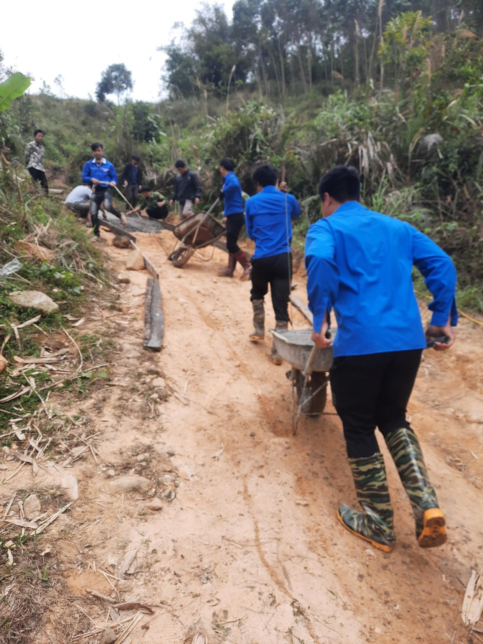 Tổ chức ra quân tình nguyện xây dựng nông thôn mới; làm đường dân sinh tại xã Lục Hồn và Đồng Văn.