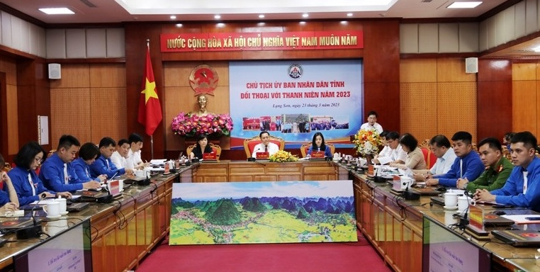 Chủ tịch UBND tỉnh Lạng Sơn Hồ Tiến Thiệu (giữa) chủ trì tham gia đối thoại với thanh niên Lạng Sơn.