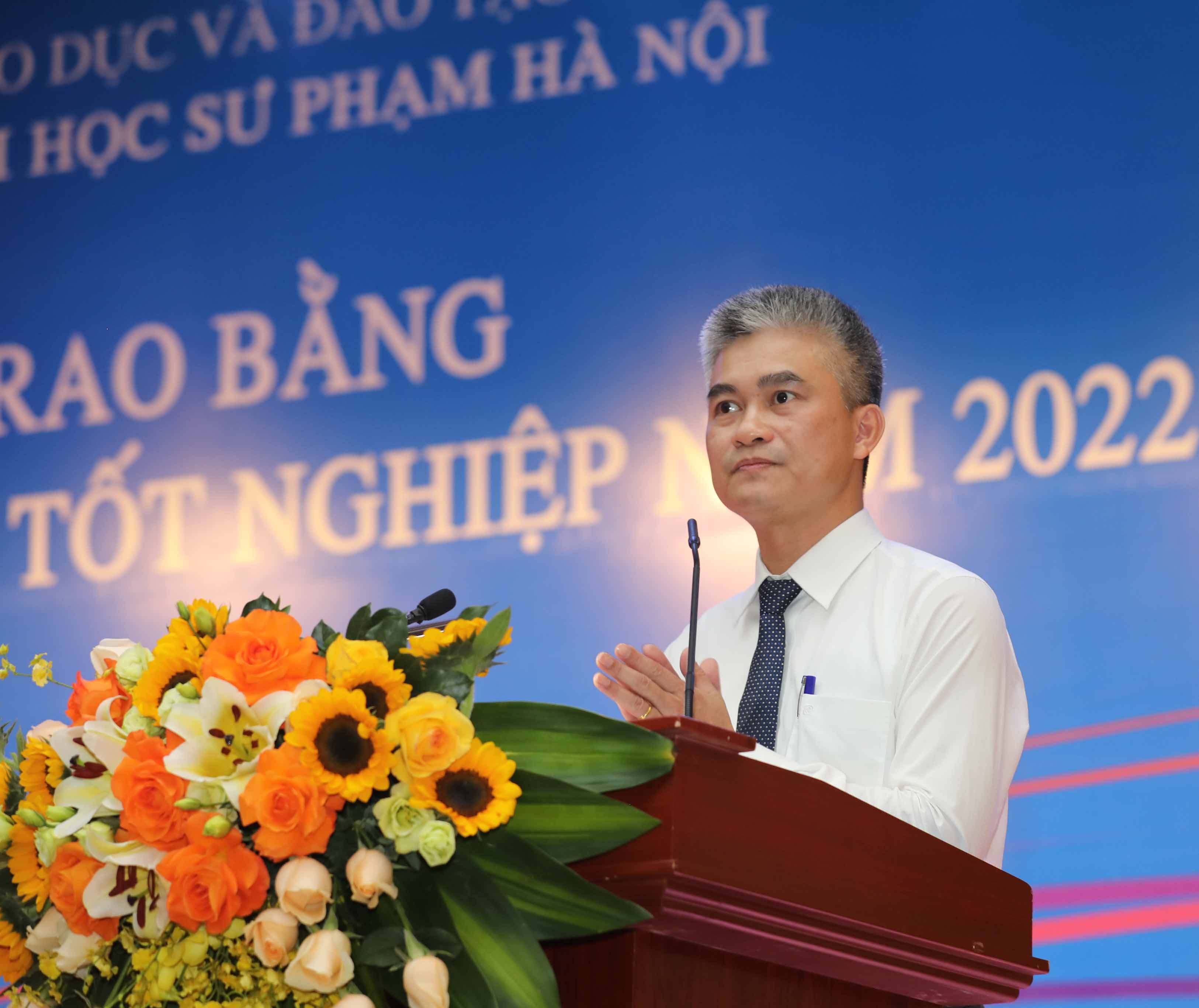 TS. Lê Như Thục - Phó Trưởng phòng Sau đại học - Thừa ủy quyền của Hiệu trưởng Trường ĐHSP Hà Nội công bố Quyết định công nhận học vị TS, ThS tốt nghiệp năm 2022.