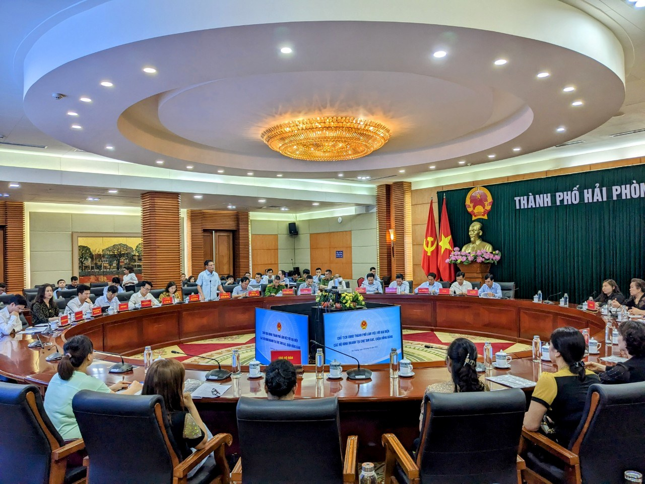 Chiều 24/4, Chủ tịch UBND thành phố Nguyễn Văn Tùng chủ trì làm việc với đại diện của các hộ kinh doanh tại chợ Tam Bạc.