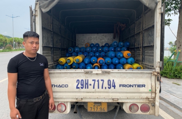 Quảng Ninh: Phát hiện, bắt giữ 01 xe ô tô vận chuyển hàng trăm bình