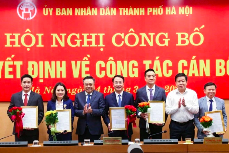 Chủ tịch UBND TP Hà Nội Trần Sỹ Thanh trao quyết định bổ nhiệm.