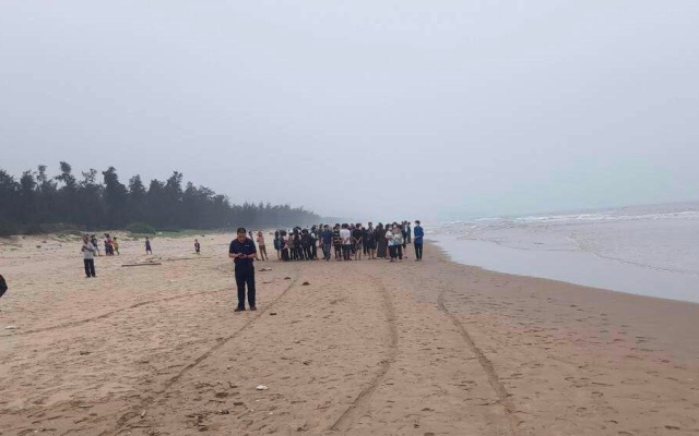 Hà Tĩnh: Hai học sinh đuối nước, một em mất tích khi đi tắm biển