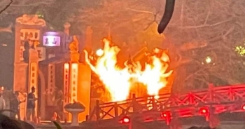 Kịp thời dập tắt đám cháy ở đền Ngọc Sơn