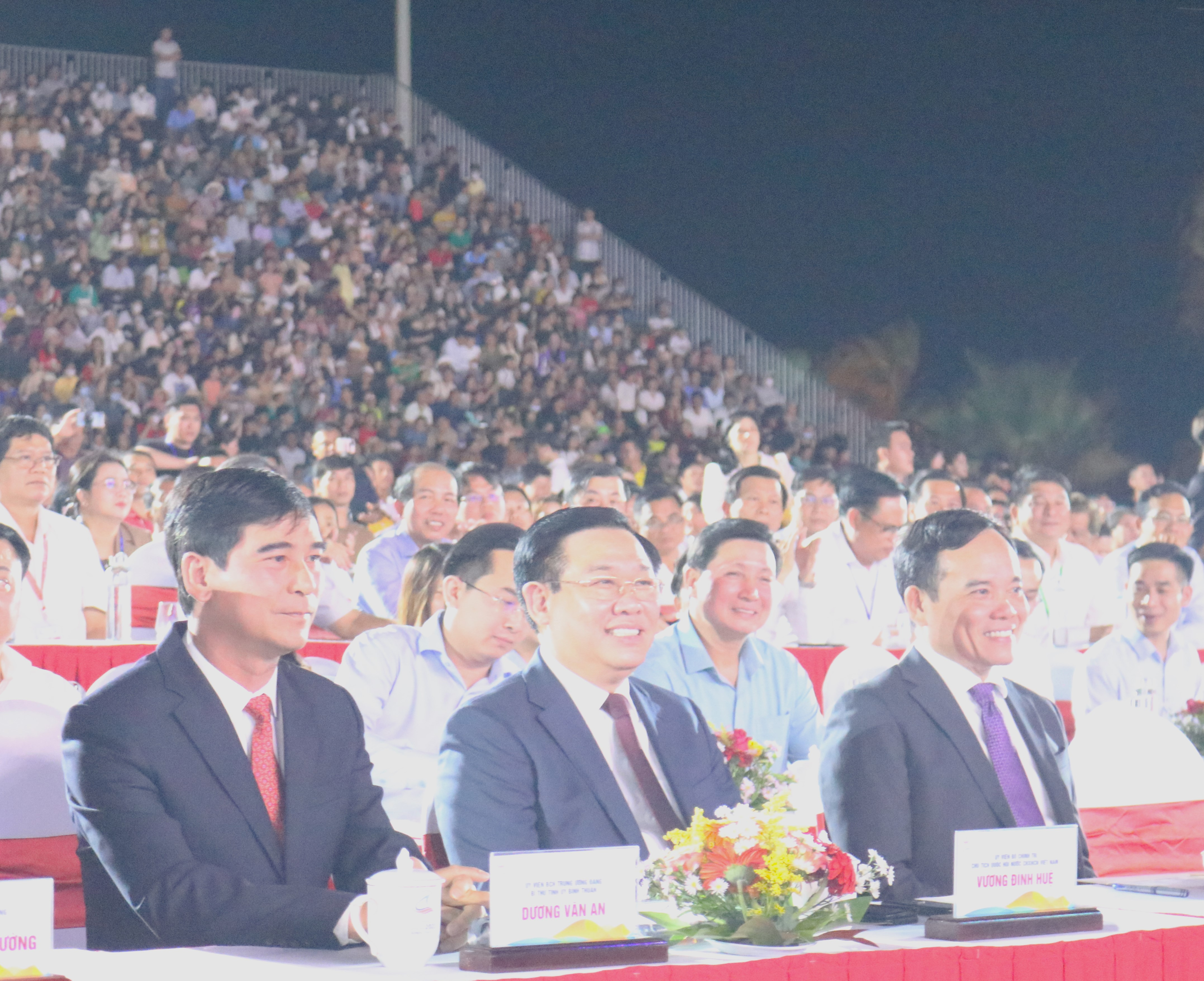 Bí thư Tỉnh ủy tỉnh Bình Thuận - Dương Văn An (bìa trái) tiếp đón Chủ tịch Quốc Hội - Vương Đình Huệ (giữa) và Phó Thủ tướng Chính Phủ - Trần Lưu Quang (bìa phải) tại lễ khai mạc Năm du lịch quốc gia 2023.