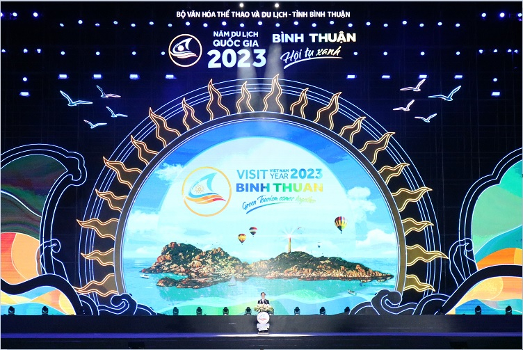 Chủ tịch UBND tỉnh Bình Thuận Đoàn Anh Dũng tuyên bố khai mạc năm du lịch.