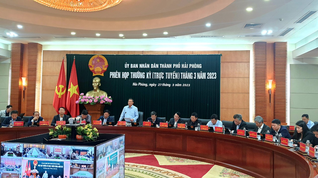 Chủ tịch UBND TP Nguyễn Văn Tùng phát biểu tại phiên họp.