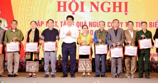 Gặp mặt, tặng quà 250 người có uy tín tiêu biểu trong đồng bào dân tộc thiểu số tỉnh Nghệ An