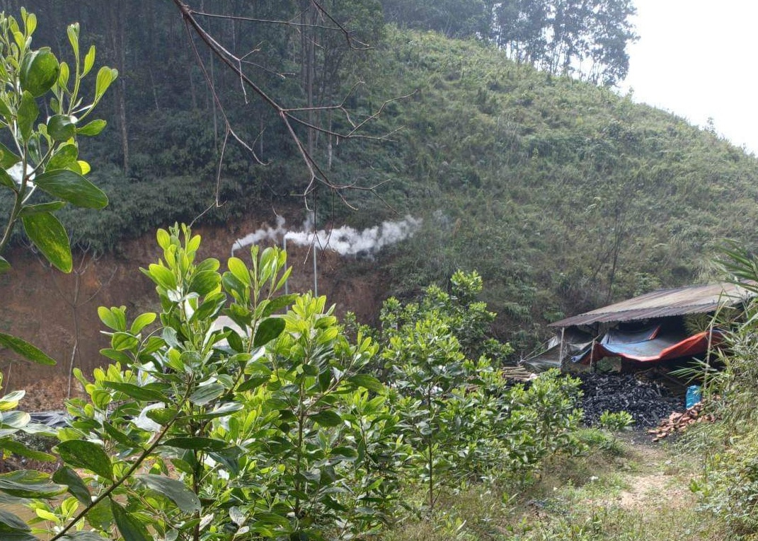 Mặc dù bị yêu cầu dừng hoạt động nhưng lò than này vẫn ngang đốt than làm ảnh hưởng đến cuộc sống của người dân khu Lũng, xã Văn Luông.