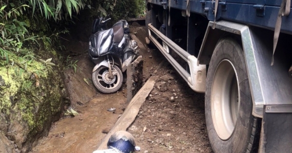 Lào Cai:  Va chạm giữa ô tô tải và xe máy, 2 người thương vong