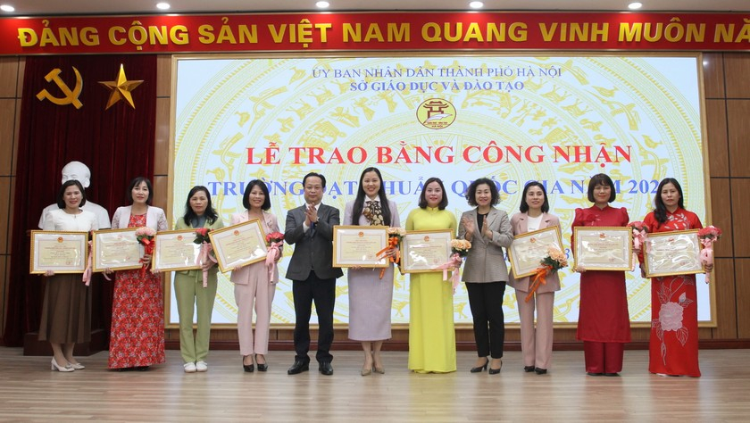 Giám đốc Sở GD&amp;amp;ĐT Hà Nội Trần Thế Cương cùng Chủ tịch Công đoàn Ngành Trần Thị Thu Hà trao Bằng công nhận trường đạt chuẩn quốc gia năm 2022 cho các đơn vị cấp mầm non.