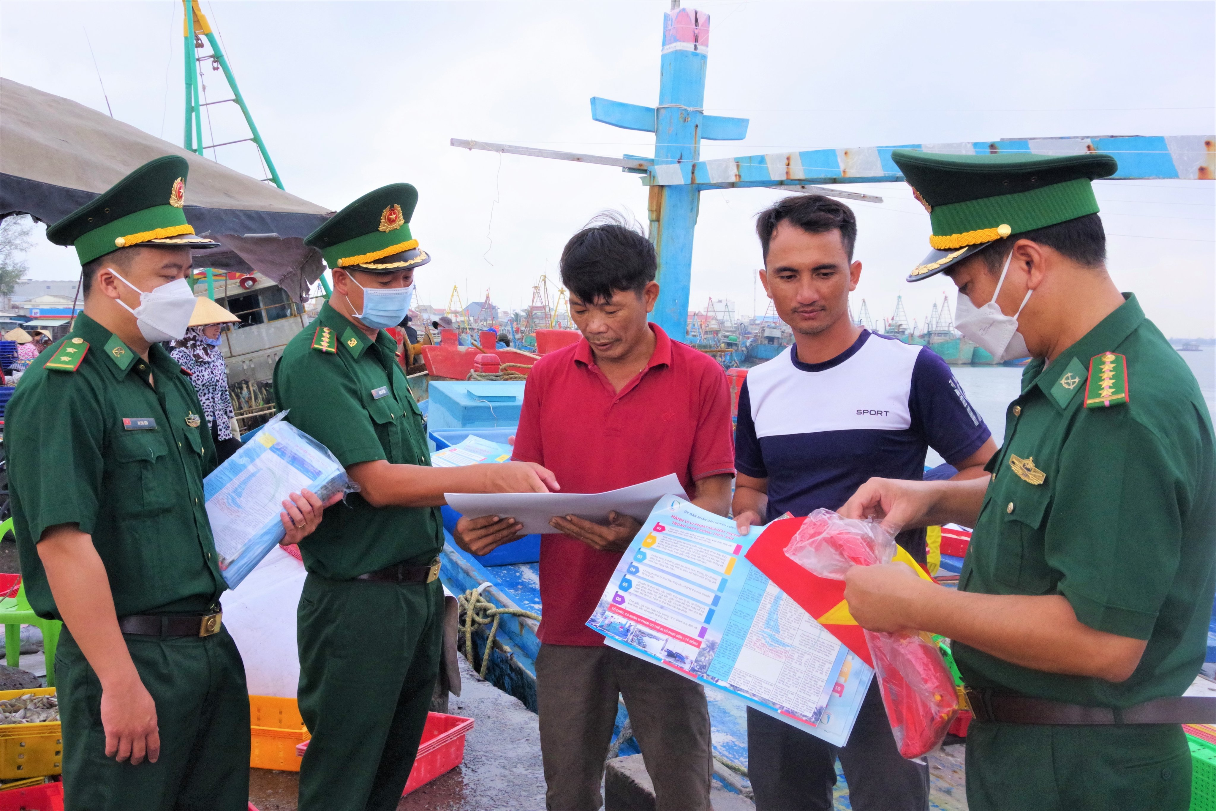 Đồn Biên phòng Phước Tỉnh trao tặng cờ Tổ quốc, phát tờ rơi tuyên truyền về chống khai thác IUU cho ngư dân.
