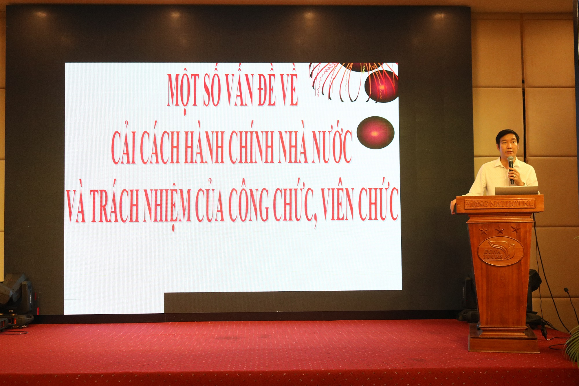 Thạc sĩ Tạ Văn Soát - Trưởng khoa Nhà nước và Pháp luật, Trường Chính trị tỉnh Đồng Nai triển khai nội dung tại hội nghị.