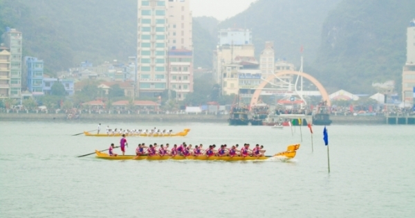 Tưng bừng lễ hội đua thuyền rồng trên biển ở Cát Bà